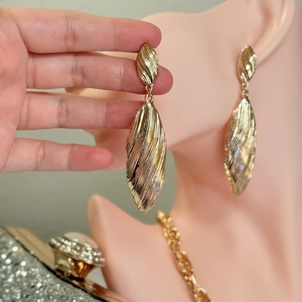 ⚜️ Elegant Gold Textured Drop Earrings